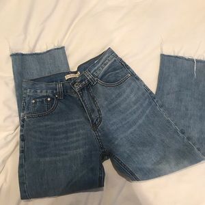High rise waist light wash mom jean w/ frayed hem